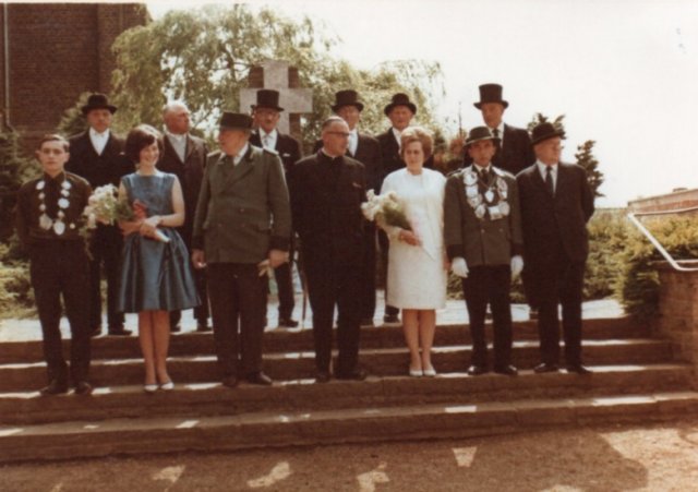 1966 Vorbeimarsch an der Kirche